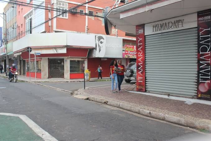 Decreto flexibiliza eventos para até mil pessoas e passaporte covid em locais fechados